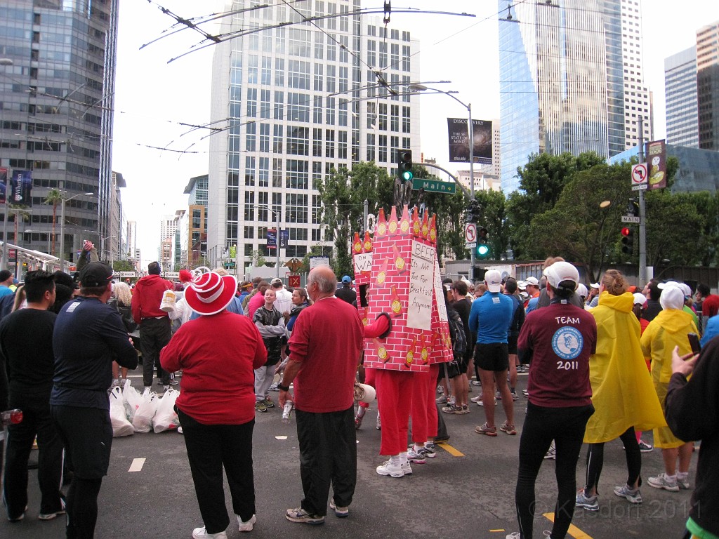 2011 Bay to Breakers Sunday 0070.JPG - I was able to participate in the 2011, 100th anniversary of the San Francisco Bay to Breakers 12K race. A great weekend for sight seeing and racing.